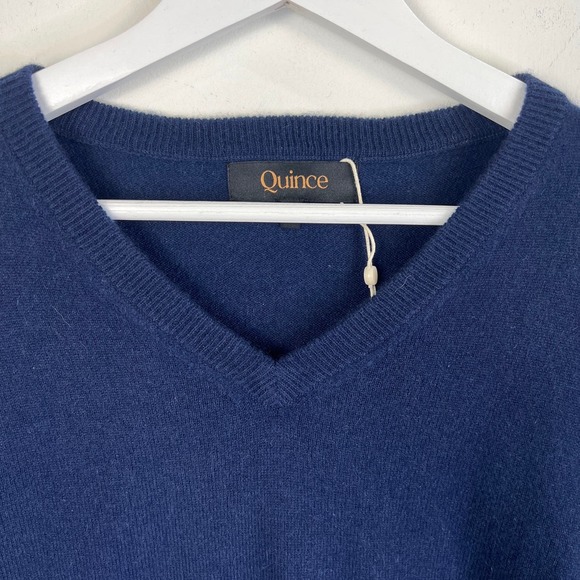 QUINCE Navy Mongolian Cashmere V-Neck Sweater Mens NWT Size Medium - Picture 8 of 11